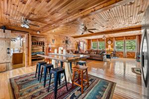 Nhà bếp/bếp nhỏ tại Cozy Bear Cabin