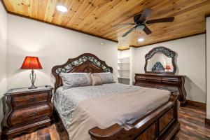 a bedroom with a bed and a ceiling fan at Twin Oak Creek in Gatlinburg