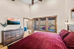 a bedroom with a bed and a large red rug at Downtown Dreamin in Gatlinburg