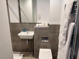 Ένα μπάνιο στο 3 bedrooms house near Gatwick