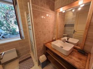 Bilik mandi di Maison rénovée à Reaup Lisse - Clévacances 2 Clés +4 gambar