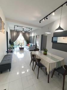 ein Esszimmer und ein Wohnzimmer mit Tisch und Stühlen in der Unterkunft Dream 6 Emerald avenue in Cameron Highlands