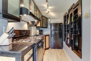 una cocina con estufa y refrigerador en Bluebird Day - Aspen Getaway, en Bend