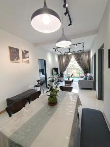 ein Wohnzimmer mit Esstisch und ein Wohnzimmer in der Unterkunft Dream 6 Emerald avenue in Cameron Highlands + 14 Fotos