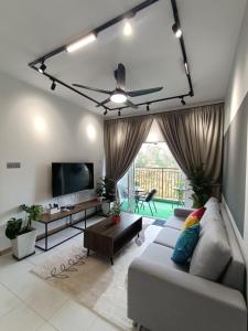 ein Wohnzimmer mit Sofa und Flachbildfernseher in der Unterkunft Dream 6 Emerald avenue in Cameron Highlands