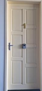 porta bianca in una stanza di Casa Celeste a Boa Vista Altre 4 foto