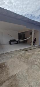 un grande edificio bianco con rete da pallavolo di Casa Celeste a Boa Vista