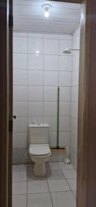 bagno con servizi igienici bianchi in camera di Casa Celeste a Boa Vista