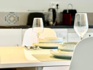 a table with two wine glasses and plates on it at Ferienwohnung Oberwinter bei Bonn in Bandorf +38 photos