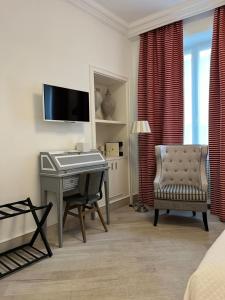 Televízia a/alebo spoločenská miestnosť v ubytovaní Hotel Marina Charming Rooms