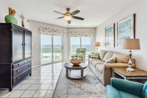 TV a/nebo společenská místnost v ubytování Emerald Isle Gulf Front 2B Condo - 506