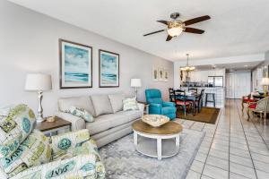 Posezení v ubytování Emerald Isle Gulf Front 2B Condo - 506