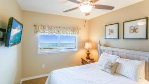 Postel nebo postele na pokoji v ubytování Emerald Isle Gulf Front 2B Condo - 506 + 16 fotografií