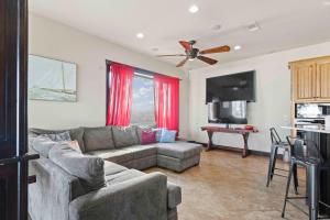 Телевизор и/или развлекательный центр в High Life - 4B Beach Home