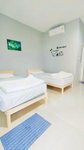 Postel nebo postele na pokoji v ubytování บ้านไม้หอมบูติค สวนผึ้ง