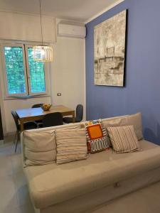 un divano con dei cuscini in un soggiorno di Apartment in Affori a Milano