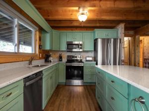 Cucina o angolo cottura di BEST VIEWS LAKE FRONT Waters Edge