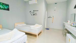 Postel nebo postele na pokoji v ubytování บ้านไม้หอมบูติค สวนผึ้ง
