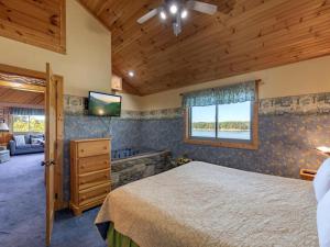 Letto o letti in una camera di BEST VIEWS LAKE FRONT Waters Edge