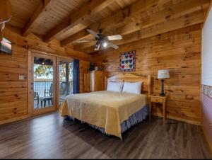 una camera da letto con un letto e un ventilatore a soffitto di BEST VIEWS LAKE FRONT Waters Edge a Dandridge