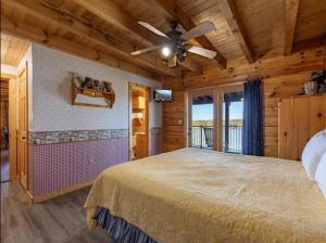 Letto o letti in una camera di BEST VIEWS LAKE FRONT Waters Edge