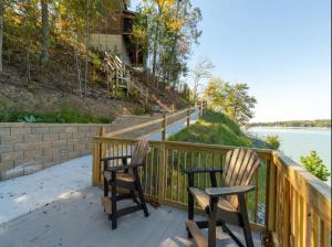 due sedie sedute su un ponte che si affaccia sull'acqua di BEST VIEWS LAKE FRONT Waters Edge a Dandridge