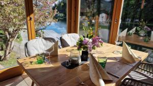 Κήπος έξω από το Hotel Bad Neunbrunnen am Waldsee - non Halal