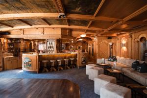 Sohvabaar või baar majutusasutuses Relais&Châteaux Spa-Hotel Jagdhof