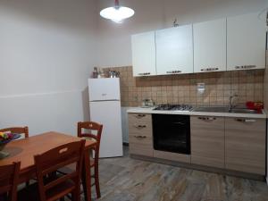 Kuchyň nebo kuchyňský kout v ubytování Pensiero di mare