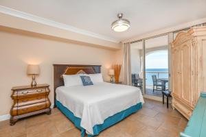 Ένα ή περισσότερα κρεβάτια σε δωμάτιο στο Beach Club Gulf Front 3B Condo - 1002 +42 φωτογραφίες