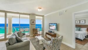 TV/trung tâm giải trí tại Beach Club Gulf Front 3B Condo - 1205