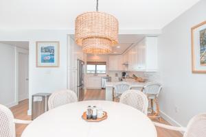 une cuisine et une salle à manger avec une table et des chaises dans l'établissement Shipwatch 2B Gulf Front Condo - D603, à Perdido Key