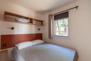 Ένα ή περισσότερα κρεβάτια σε δωμάτιο στο MOBIL HOME Neuf FRONT DE MER TOUT CONFORT 5 LITS 6 personnes CARRY LE ROUET +39 φωτογραφίες