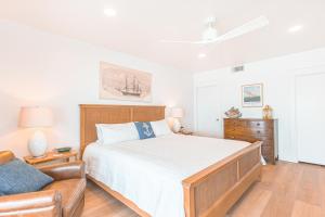 une chambre avec un grand lit et un canapé dans l'établissement Shipwatch 2B Gulf Front Condo - D603, à Perdido Key