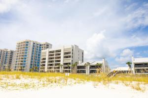 vue des bâtiments depuis la plage, face au sable dans l'établissement Shipwatch 2B Gulf Front Condo - D603, à Perdido Key