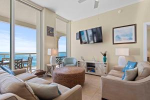 Μια τηλεόραση ή/και κέντρο ψυχαγωγίας στο Beach Club Gulf Front 3B Condo - 1803