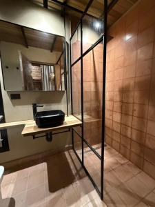 ein Badezimmer mit Waschbecken und Spiegel in der Unterkunft Mitu in Purmamarca + 69 Fotos