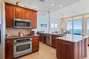 Η κουζίνα ή μικρή κουζίνα στο Beach Club Gulf Front 3B Condo - 1803