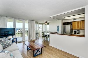 Kuchyň nebo kuchyňský kout v ubytování Santa Rosa Dunes 1B Condo - 932