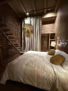 ein Schlafzimmer mit einem großen weißen Bett mit zwei Kissen in der Unterkunft Mitu in Purmamarca