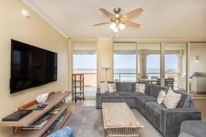 Un televizor și/sau centru de divertisment la Beach Club Gulf Front 3B Condo - 402