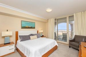 Un pat sau paturi într-o cameră la Beach Club Gulf Front 3B Condo - 402 +42 fotografii