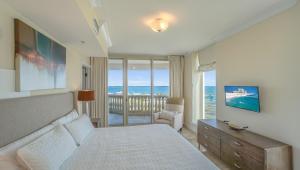 Un pat sau paturi într-o cameră la Beach Club Gulf Front 4B Condo - 401 +101 fotografii