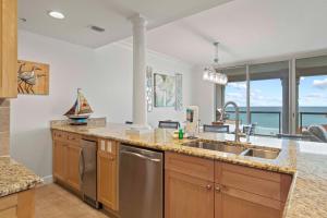 O bucătărie sau chicinetă la Beach Club Gulf Front 3B Condo - 405