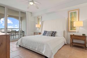 Un pat sau paturi într-o cameră la Beach Club Gulf Front 3B Condo - 405 +42 fotografii