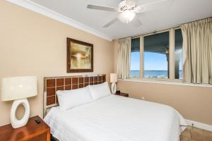 un dormitorio con una cama y una ventana en Beach Club Gulf Front 3B Condo - 502, en Pensacola Beach 42 fotos más