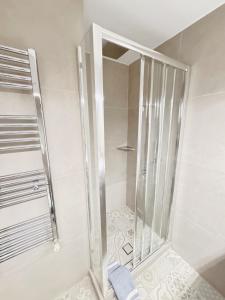 A bathroom at Minimal 2bd apartment in Thisio