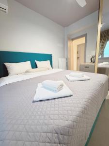 A bed or beds in a room at Minimal 2bd apartment in Thisio