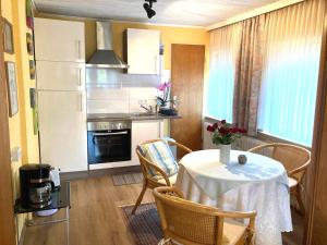a kitchen with a table and chairs in a room at Ferienwohnung Sonnenblume in Leer