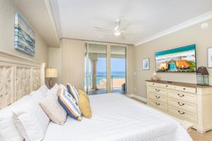 Ένα ή περισσότερα κρεβάτια σε δωμάτιο στο Beach Club Gulf Front 3B Condo - 504 +45 φωτογραφίες
